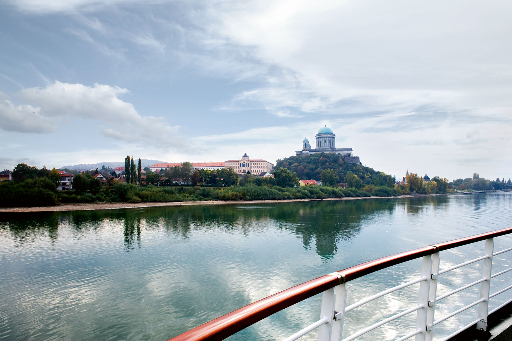Blick vom A-ROSA Kreuzfahrt-Schiff auf Esztergom A-ROSA Donau Kreuzfahrt vorbei an Esztergom