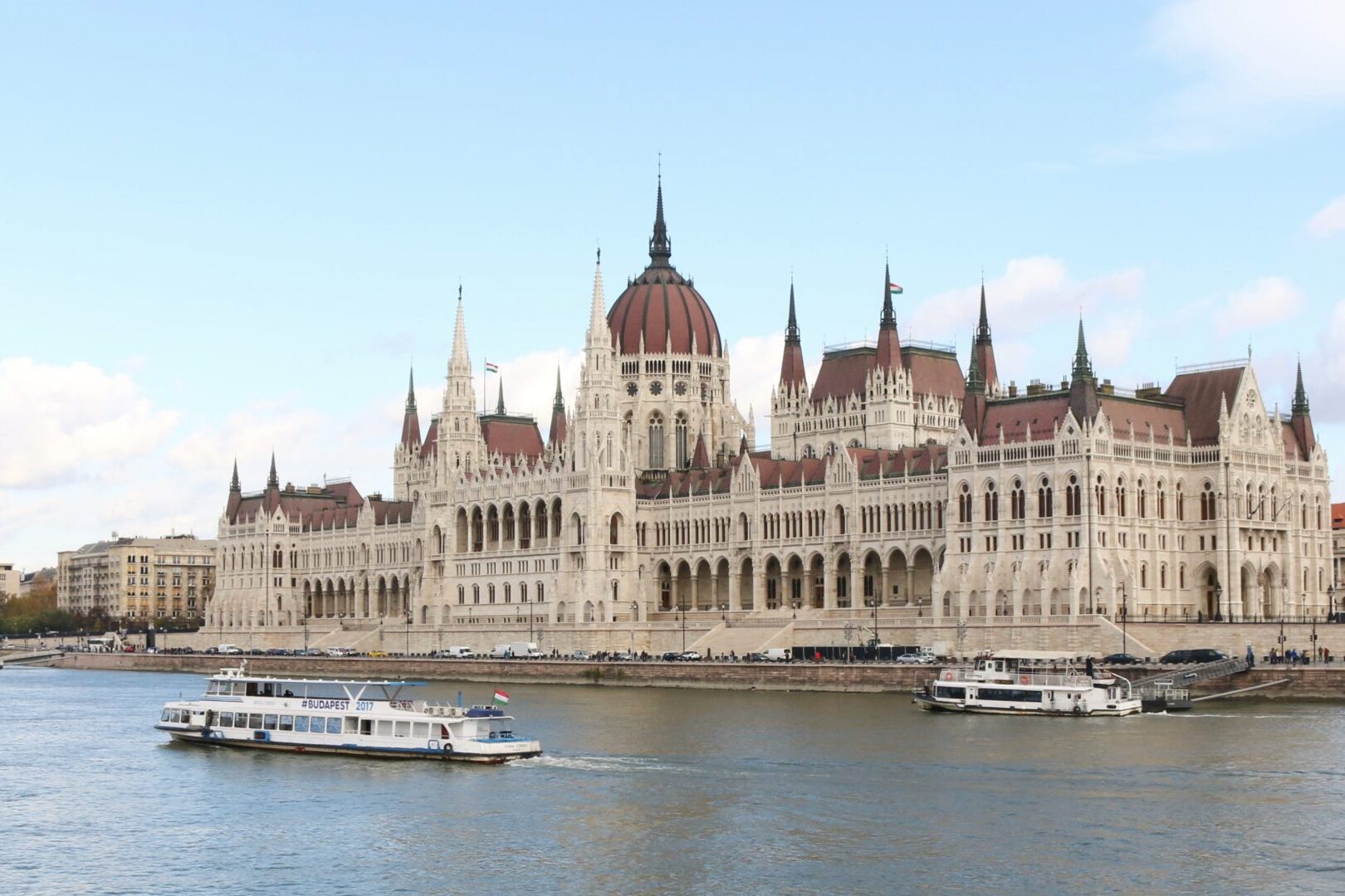 Blick von der Donau auf das Parlament in Budapest