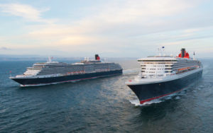 Zwei majestätische Kreuzfahrtschiffe auf offener See, die in Richtung Horizont fahren.