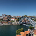 Panorama von Porto mit der Dom Luís I Brücke und bunten Häusern am Fluss Douro.