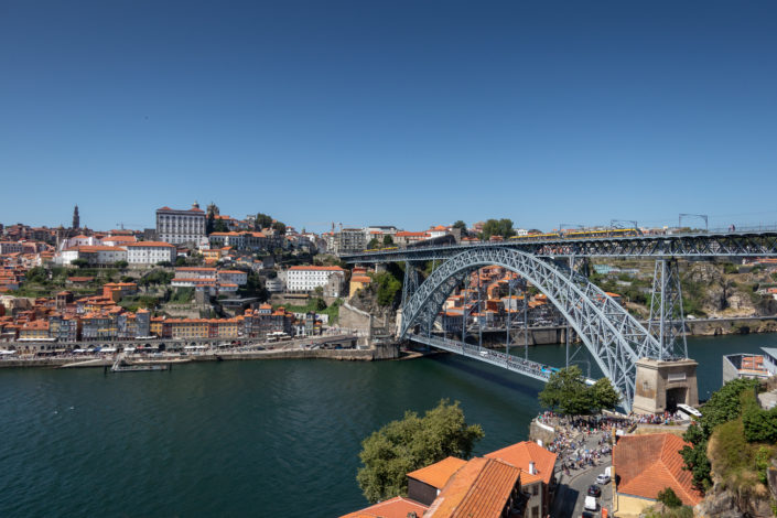 Porto Panorama von Porto mit der Dom Luís I Brücke und bunten Häusern am Fluss Douro.