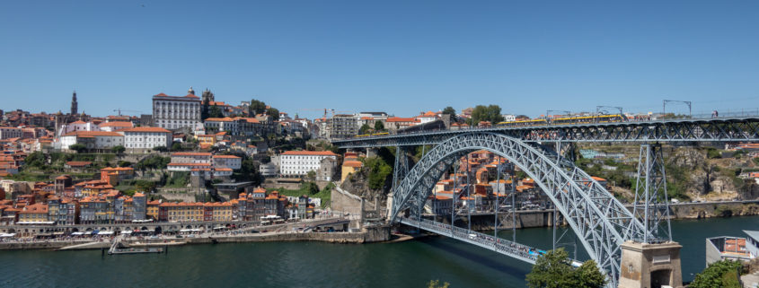 Panorama von Porto mit der Dom Luís I Brücke und bunten Häusern am Fluss Douro.