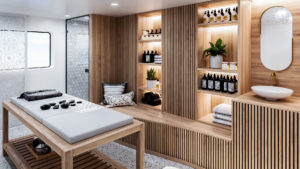 Moderner Wellnessraum mit Massageliege, Holzregalen mit Pflanzen und Pflegeprodukten, Waschbecken und großem Spiegel