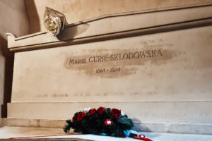 Grabstein von Marie Curie-Skłodowska mit den Jahren 1867-1934 und einem Kranz mit roten Rosen davor
