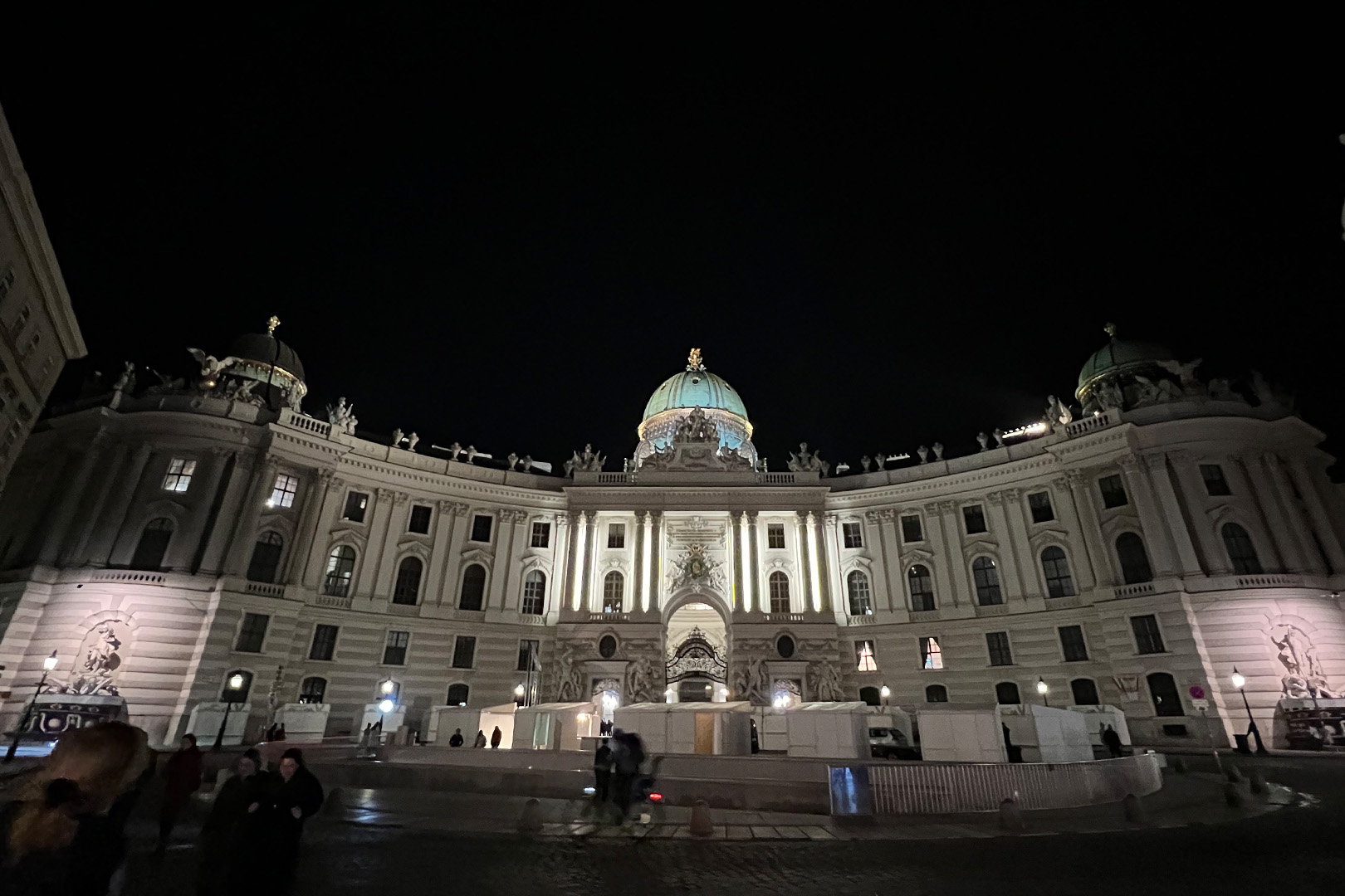 Die Hofburg in Wien bei Nacht