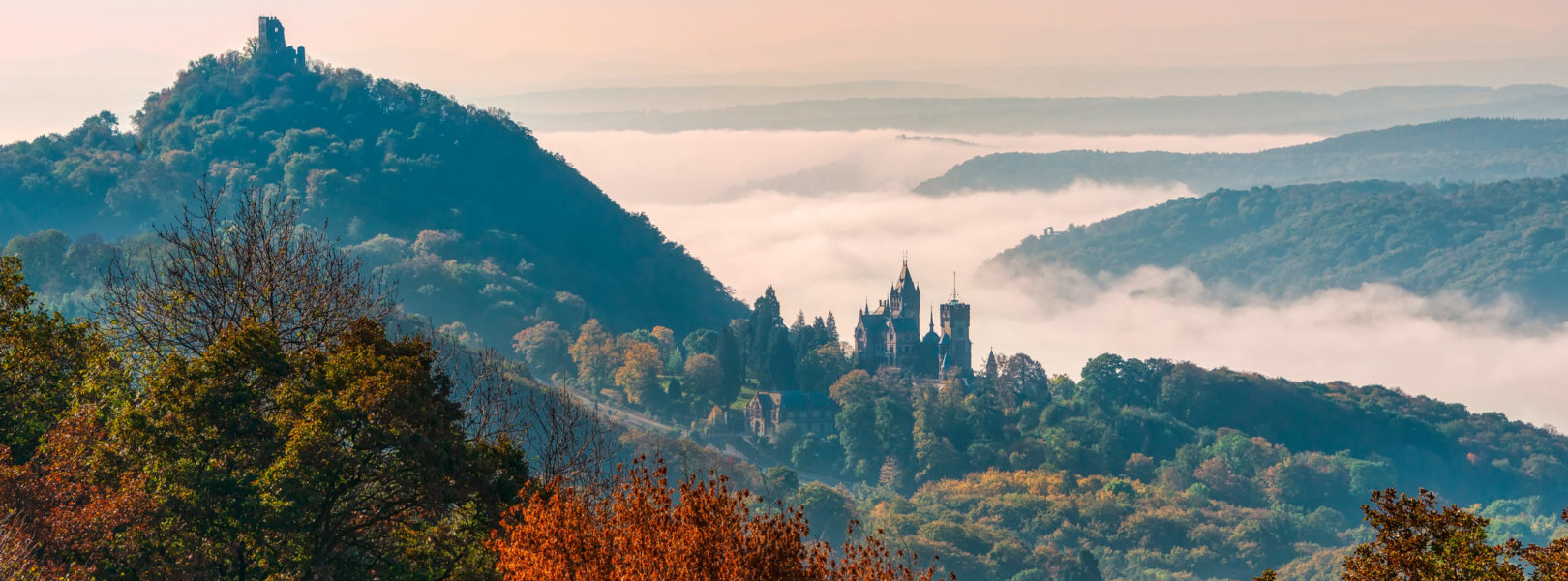 Ausblick Drachenfels und Schloss Drachenburg