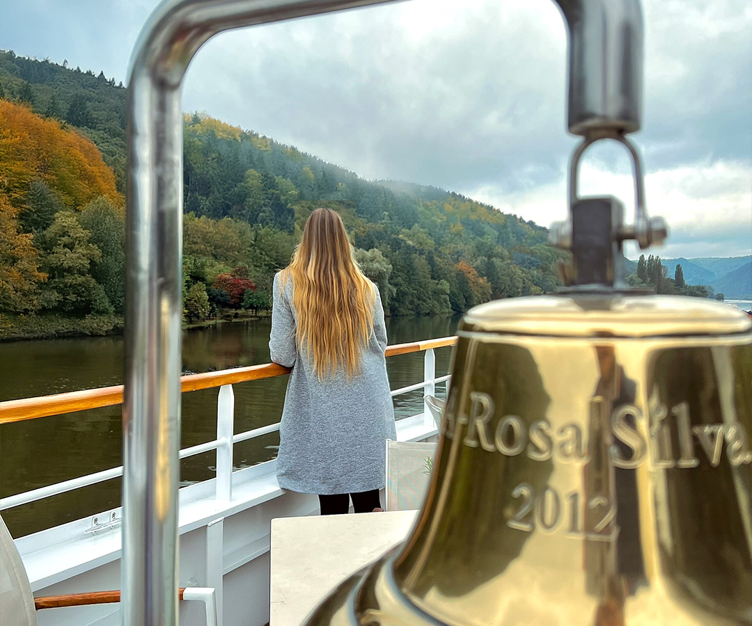 Herbstliche Landschaft am Flussufer