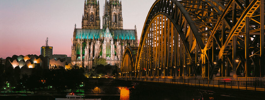 Kölner Dom in der Abenddämmerung