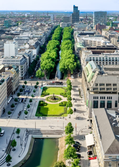 Königsallee in Düsseldorf aus der Vogelperspektive Blick am Nachmittag aus der Vogelperspektive auf die Königsallee in Düsseldorf mit ihrem begrünten Stadtgraben und umliegender Architektur.
