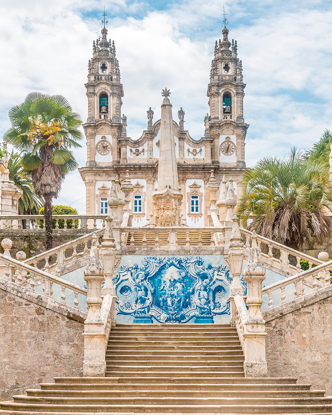 Die Himmelstreppe in Lamego mit blau-weißen Azulejos an der Wand.