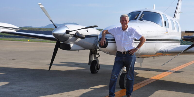 Der Pilot Reiner Meutsch vor seinem Flugzeug.