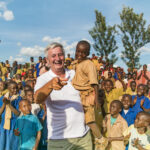 Reiner Meutsch bei einem Schulbesuch in Ruanda.