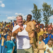 Reiner Meutsch bei einem Schulbesuch in Ruanda.