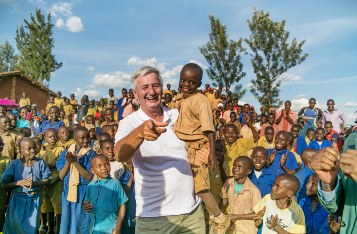 Reiner Meutsch bei einem Schulbesuch in Ruanda.