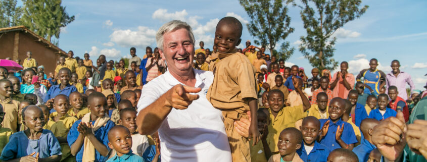 Reiner Meutsch bei einem Schulbesuch in Ruanda.