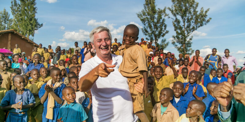 Reiner Meutsch bei einem Schulbesuch in Ruanda.