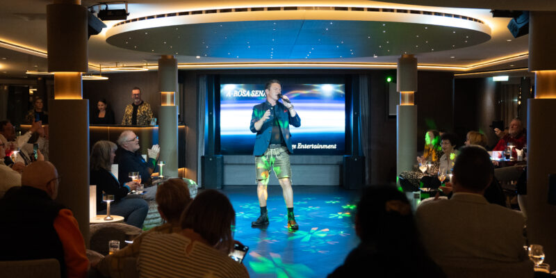 Stefan Mross an Bord der A-ROSA SENA auf einer Schlager & Charity Flusskreuzfahrt.